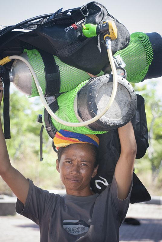 dive porter in Tulambn, Bali